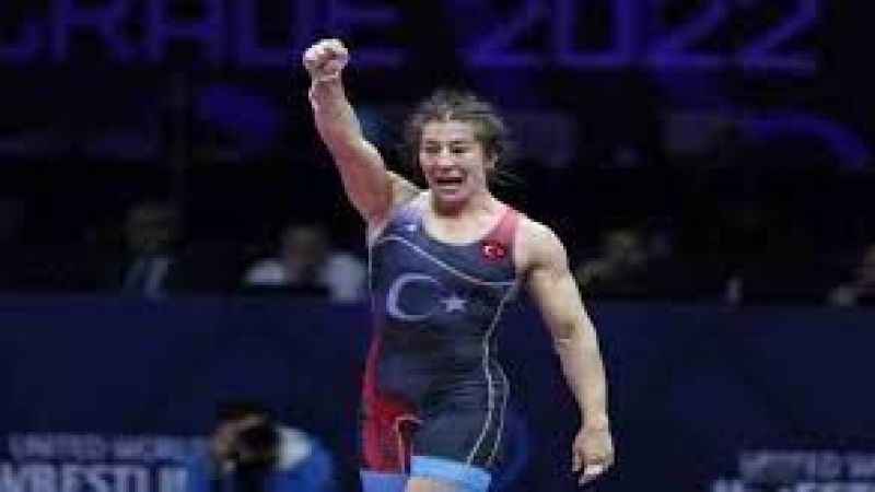 ALTIN MADALYA YASEMİN ADAR 'IN