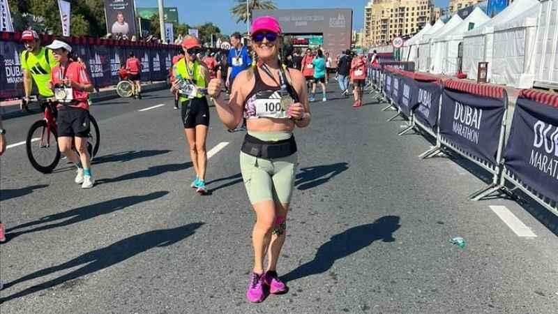 İnegöllü kadın sporcu Dubai Maratonu'nda koştu