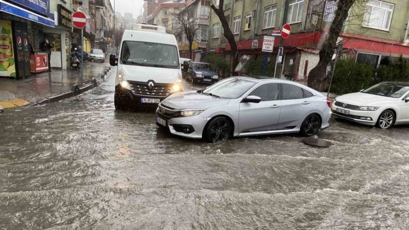 İstanbul’da sağanak yağış etkili oldu