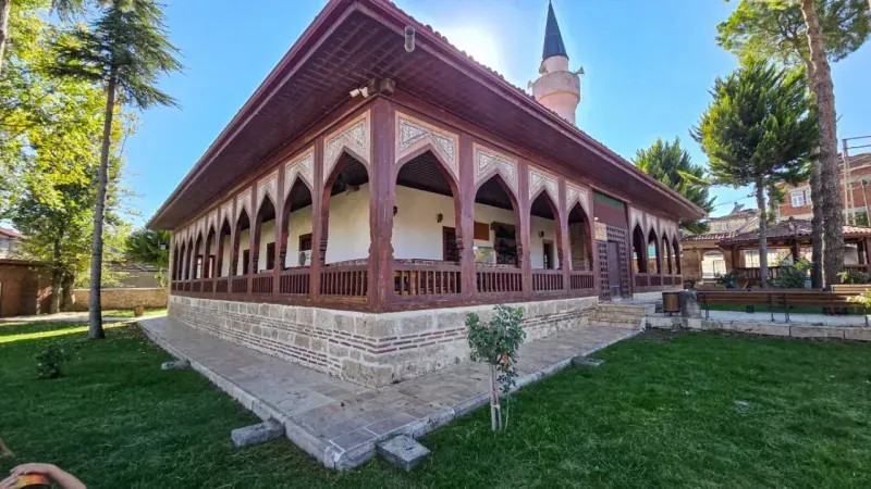 Çivi kullanılmadan inşa edilen cami tarihe tanıklık ediyor
