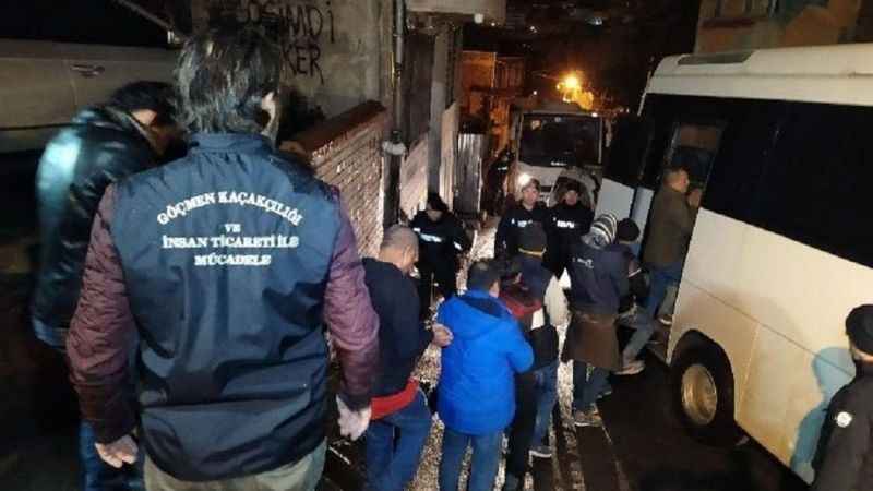 İstanbul’da göçmen kaçakçılığı operasyonu: 46 kişi yakalandı İstanbul’da göçmen kaçakçılığı operasyonu: 46 kişi yakalandı