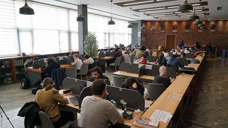 Kağıthaneli gençler derslerini Millet Kıraathanelerinde çalışıyor