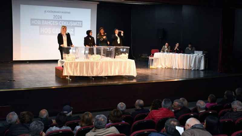 Küçükçekmece'de hobi bahçeleri kurayla sahiplerini buldu Küçükçekmece'de hobi bahçeleri kurayla sahiplerini buldu