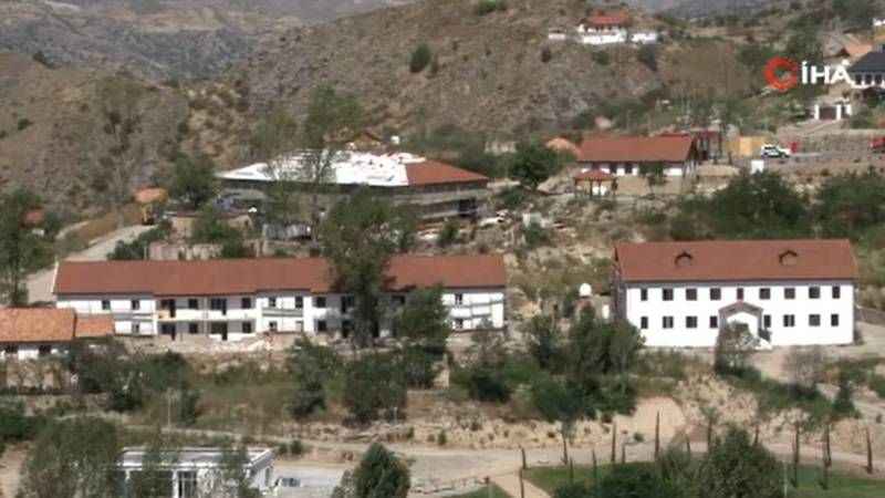 Azerbaycanlıların Laçın'a dönüşü devam ediyor Azerbaycanlıların Laçın'a dönüşü devam ediyor