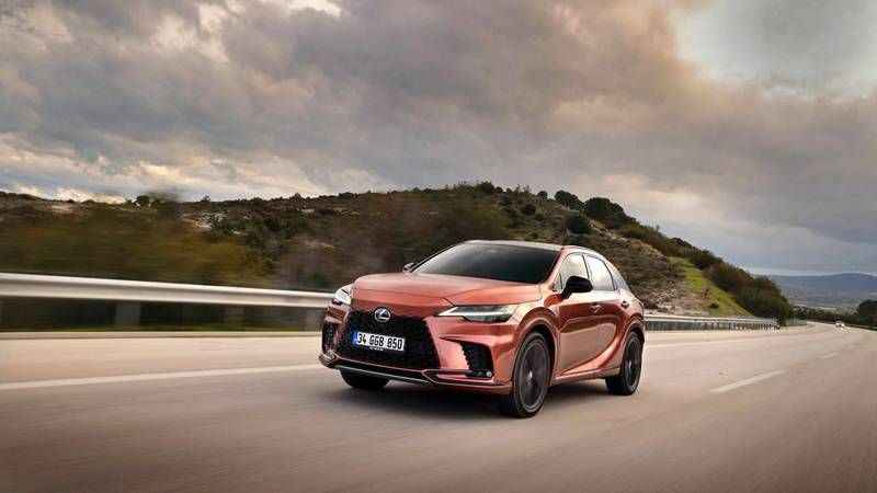 Lexus tüm ihtişamıyla üst üste 8. kez Venedik Film Festivali’nde kırmızı halıda