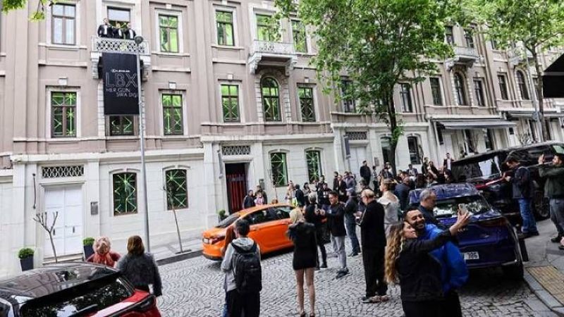 Lexus LBX’in “Sıra Dışı Partisi” ünlü isimleri bir araya getirdi Lexus LBX’in “Sıra Dışı Partisi” ünlü isimleri bir araya getirdi