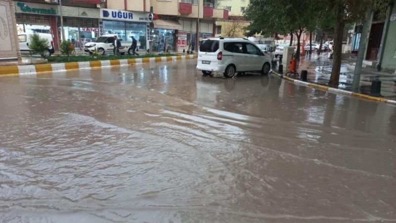 Kızıltepe’de 30 dakikalık yağış ile caddeler göle döndü