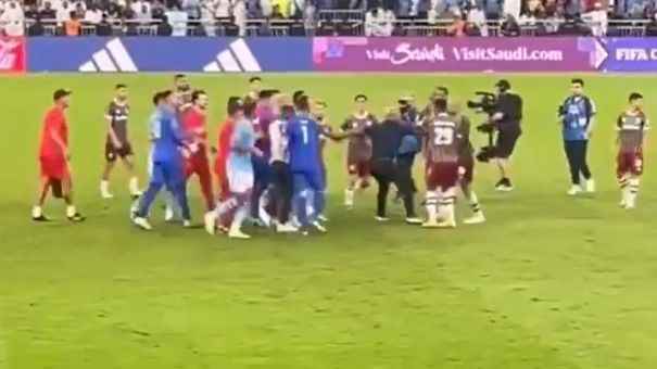 Felipe Melo ve Kyle Walker saha ortasında kavga etti