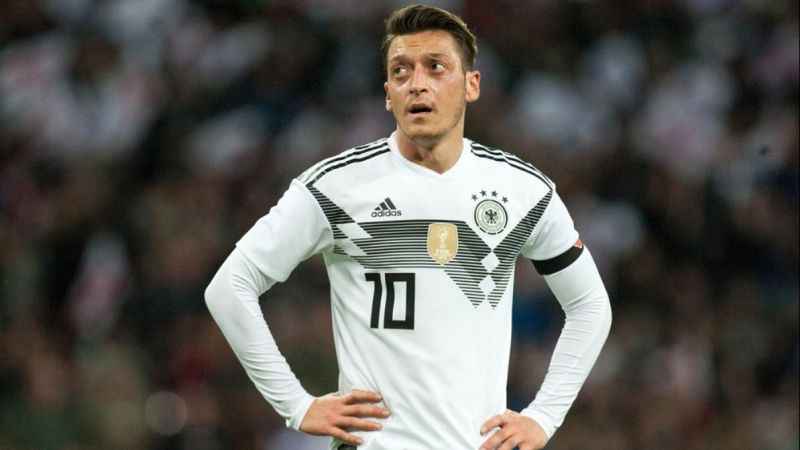 Mesut Özil Almanya’da eleştiri oklarının hedefinde