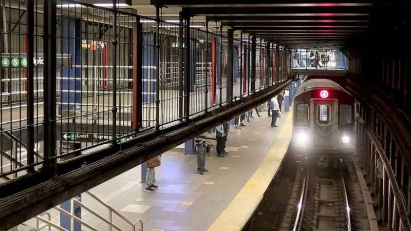 Türk sanatçı New York'ta raylara itildi