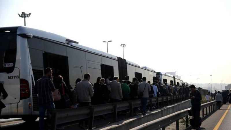 Metrobüs arıza yaptı, vatandaş isyan etti: "Böyle hizmet mi yapılır" Metrobüs arıza yaptı, vatandaş isyan etti: "Böyle hizmet mi yapılır"