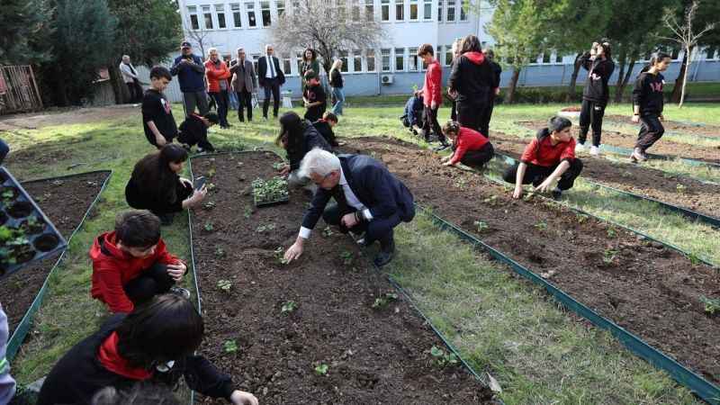 Başkan Erdem, öğrencilerle çilek ekimi yaptı Başkan Erdem, öğrencilerle çilek ekimi yaptı