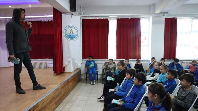 Serdar Uslu, Göl Yazıevi'nde öğrencilerle buluştu Serdar Uslu, Göl Yazıevi'nde öğrencilerle buluştu