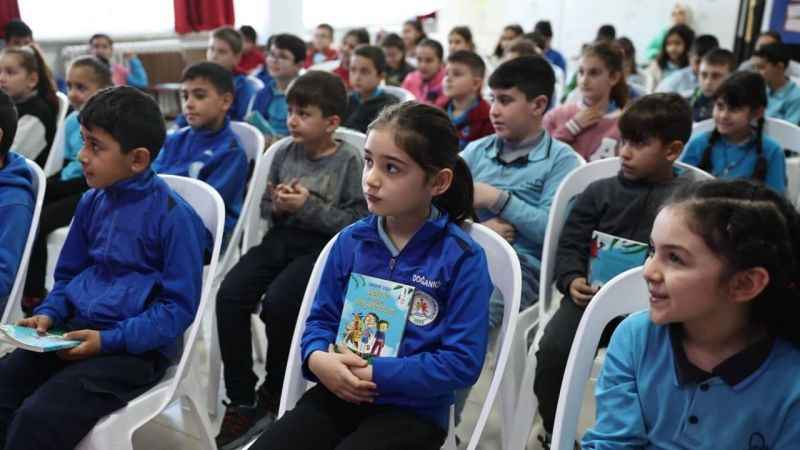 Serdar Uslu, Göl Yazıevi'nde öğrencilerle buluştu Serdar Uslu, Göl Yazıevi'nde öğrencilerle buluştu