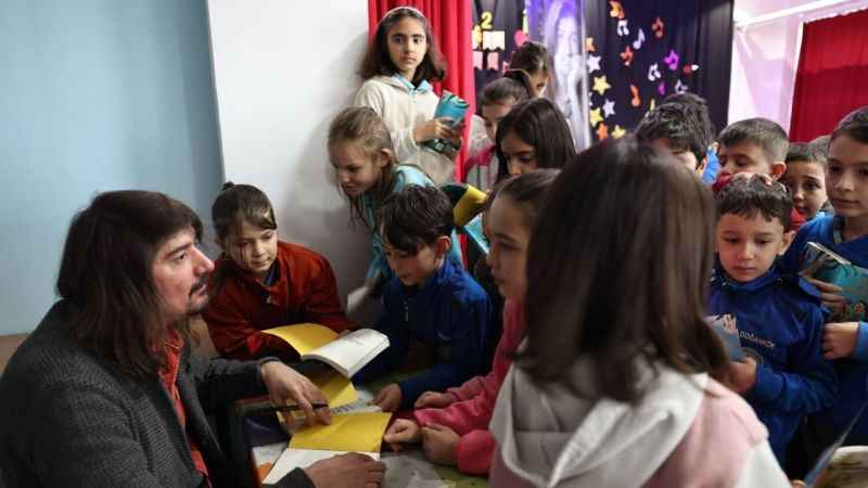 Serdar Uslu, Göl Yazıevi'nde öğrencilerle buluştu Serdar Uslu, Göl Yazıevi'nde öğrencilerle buluştu