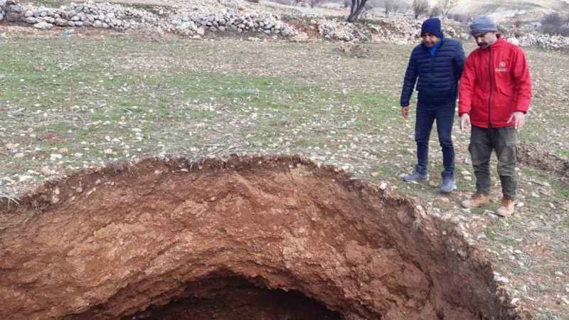 Nurhak’ta deprem sonrası obruklar oluşmaya başladı Nurhak’ta deprem sonrası obruklar oluşmaya başladı