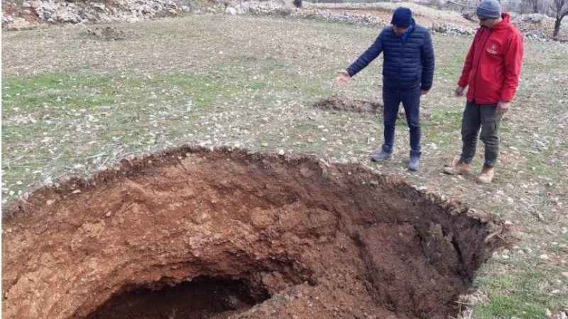 Nurhak’ta deprem sonrası obruklar oluşmaya başladı Nurhak’ta deprem sonrası obruklar oluşmaya başladı