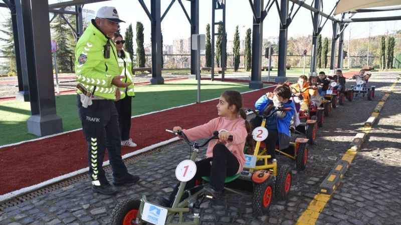 Çocuklar Trafik Eğitim Parkı'nda geleceğe hazırlanıyor Çocuklar Trafik Eğitim Parkı'nda geleceğe hazırlanıyor