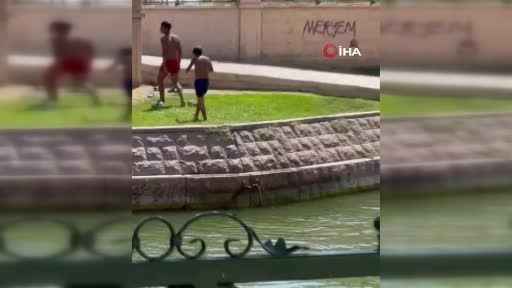 Çocukların Porsuk Çayı’nda tehlikeli serinleme yöntemi