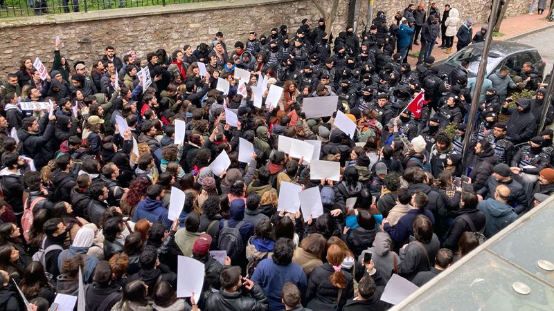 İstanbul Üniversitesi’nde ‘İmamoğlu’ protestosu İstanbul Üniversitesi’nde ‘İmamoğlu’ protestosu