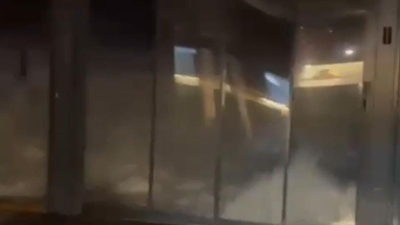 Rize’deki fırtınada bir işletmenin camları patladı