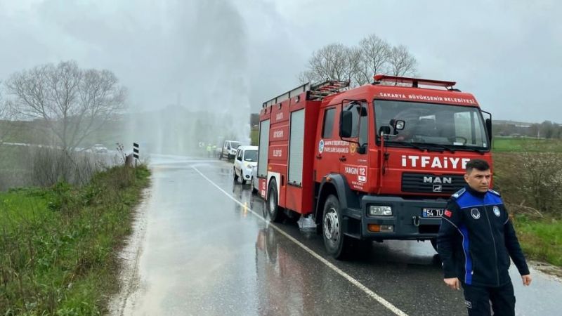 Sakarya’da korkutan kaza: Kanala uçan araç suya gömüldü
