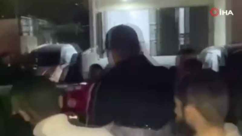 İsrail, Filistinlilerin tutulduğu hapishanenin çevresinde bekleyenlere saldırdı