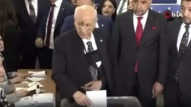 MHP Genel Başkanı Bahçeli'nin yüzündeki morluklar dikkat çekti