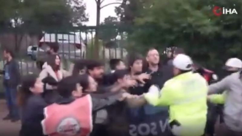 Beşiktaş’a yürümek için kurulan bariyerleri aşan gruba polis müdahalesi