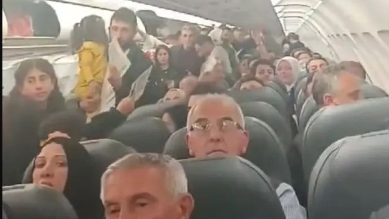 Türk Hava Yollarının uçağında saatlerce beklediler Türk Hava Yollarının uçağında saatlerce beklediler