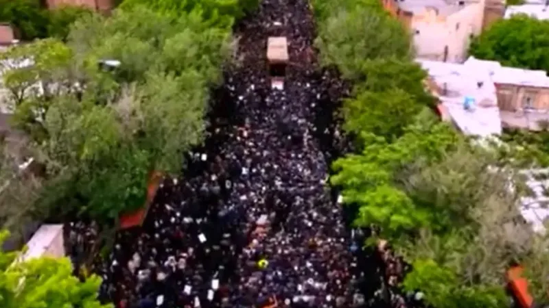 İran halkı Cumhurbaşkanı Reisi’ye veda ediyor