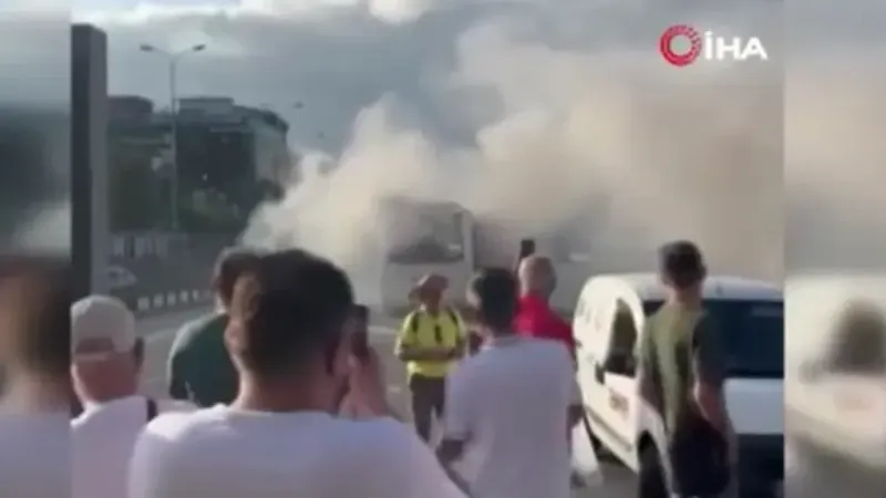 Avcılar’da metrobüste yangın paniği