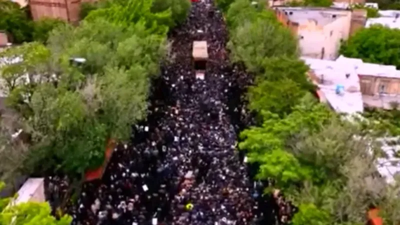 İran halkı Cumhurbaşkanı Reisi’ye veda ediyor