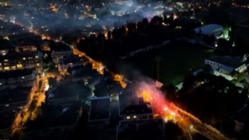 Galatasaraylı taraftarlar, şampiyonluğun ardından Florya’ya akın etti