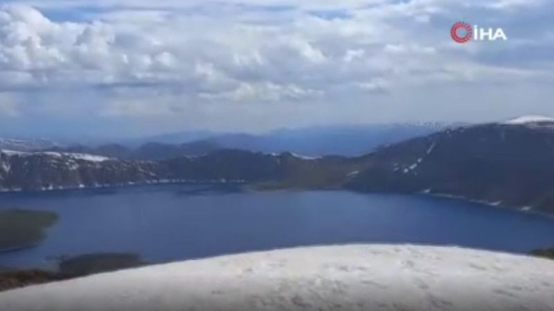 Nemrut Kalderası’nın bir yanı kar bir yanı bahar