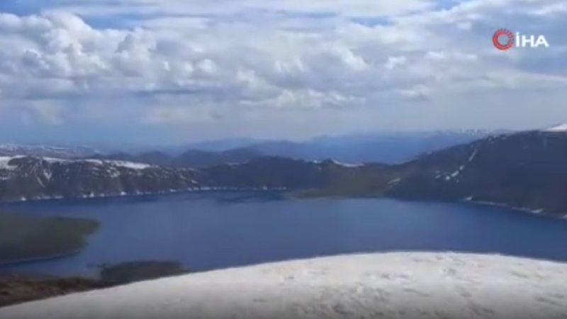 Nemrut Kalderası’nın bir yanı kar bir yanı bahar