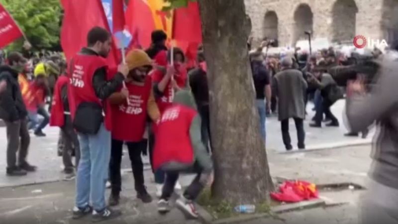 İstanbul’da marjinal gruplar polise saldırdı İstanbul’da marjinal gruplar polise saldırdı