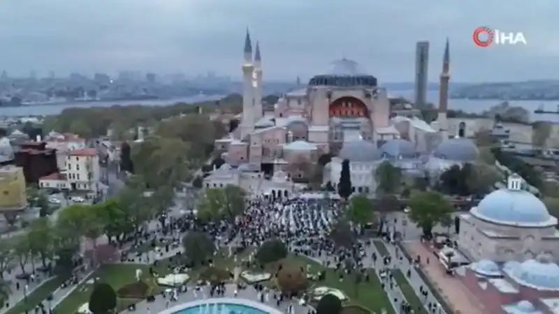 Vatandaşlar Ayasofya Camii’nde bayram namazı için akın etti