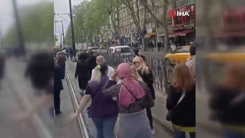 Fatih’te tramvay arızalandı, aksayan seferler nedeniyle yolcular raylardan yürüdü