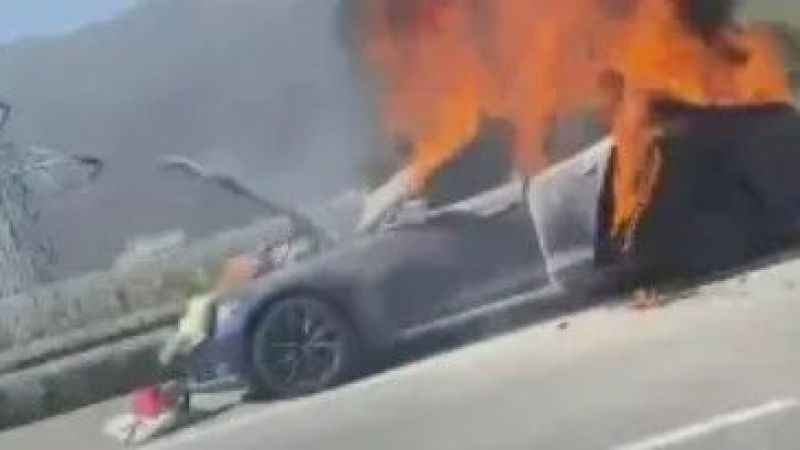 Tesla alev alev yandı