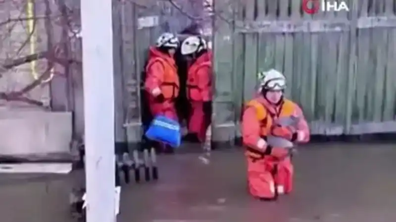 Rusya’da baraj kısmen yıkıldı, 2 bin 400’den fazla ev sular altına kaldı