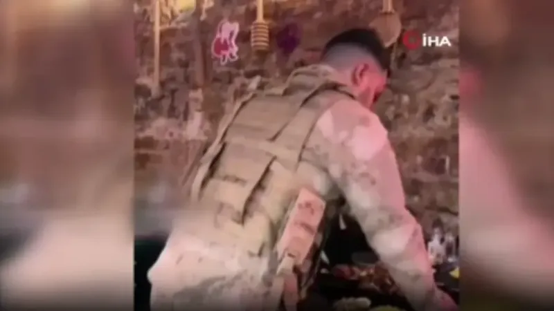 Restoranda askeri üniforma ile müşterilere servis yapan şüpheliye 7 yıl 6 aya kadar hapis talebi