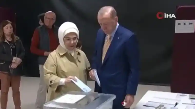 Cumhurbaşkanı Erdoğan, oyunu Üsküdar’da kullandı