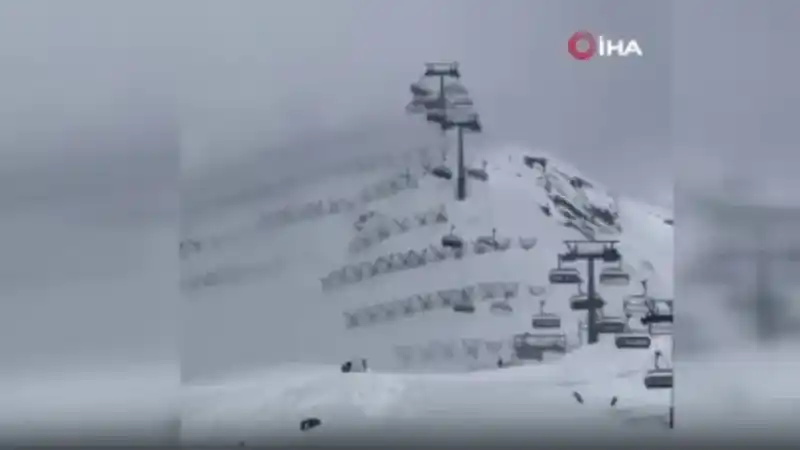 İtalya’da kayak merkezindeki telesiyejde korku dolu anlar