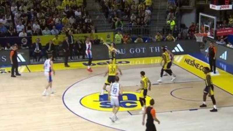 THY Euroleague'de derbiyi A. Efes kazandı