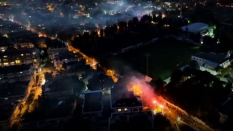 Galatasaraylı taraftarlar, şampiyonluğun ardından Florya’ya akın etti