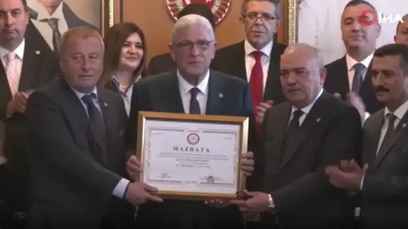 İYİ Parti Genel Başkanı Dervişoğlu mazbatasını aldı İYİ Parti Genel Başkanı Dervişoğlu mazbatasını aldı