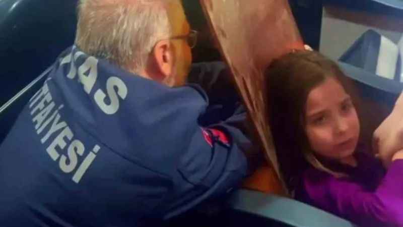 Katlanır koltuk arasına sıkıştı