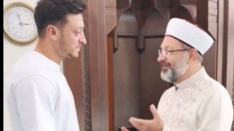 Eski futbolcu Mesut Özil, Diyanet İşleri Başkanı Erbaş ile bir araya geldi