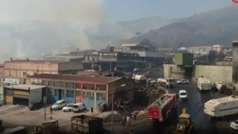İzmir’de alevler iş yerlerine ve araçlara sıçradı İzmir’de alevler iş yerlerine ve araçlara sıçradı